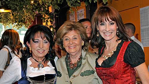 Charlotte Knobloch, Präsidentin des Zentralrats der Juden in Deutschland (M), Gastgeberin Regine Sixt (l) und die Sängerin Anna Maria Kaufmann lächeln am Montag (20.09.2010) bei den "Damenwiesn von Regine Sixt" im Hippodrom Charlotte Knobloch, Präsidentin des Zentralrats der Juden in Deutschland (M), Gastgeberin Regine Sixt (l) und die Sängerin Anna Maria Kaufmann lächeln am Montag (20.09.2010) bei den "Damenwiesn von Regine Sixt" im Hippodrom