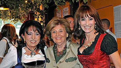 Charlotte Knobloch, Präsidentin des Zentralrats der Juden in Deutschland (M), Gastgeberin Regine Sixt (l) und die Sängerin Anna Maria Kaufmann lächeln am Montag (20.09.2010) bei den "Damenwiesn von Regine Sixt" im Hippodrom