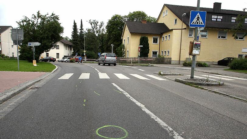 Auf diesem Zebrastreifen in Krailling wurde Marie von einem Auto erfasst und lebensgefährlich verletzt. Auf diesem Zebrastreifen in Krailling wurde Marie von einem Auto erfasst und lebensgefährlich verletzt.