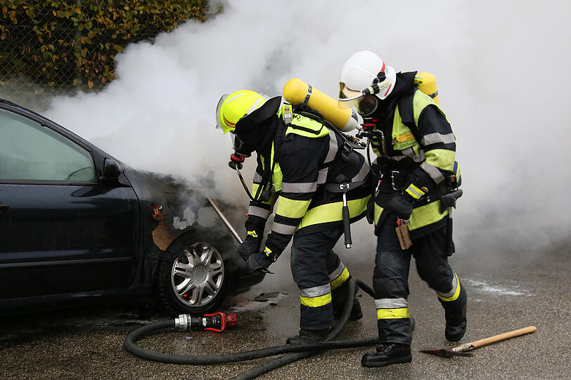 Wahrscheinlich wegen eines technischen Defekts ging der Pkw in Flammen auf.