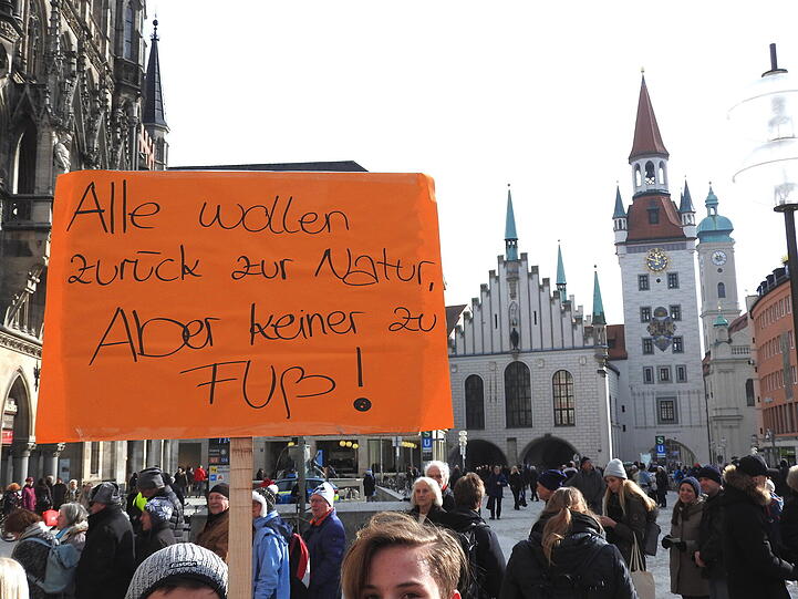 Schüler protestieren mit selbstgebastelten Plakaten am Freitag (1. Februar) auf dem Marienplatz.