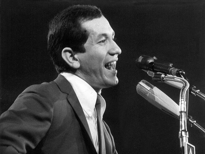 Trini Lopez während eines Auftritts am 16. Februar 1964 in der Berliner Deutschlandhalle. Der Sänger und Gitarrist ist mit 83 Jahren gestorben.