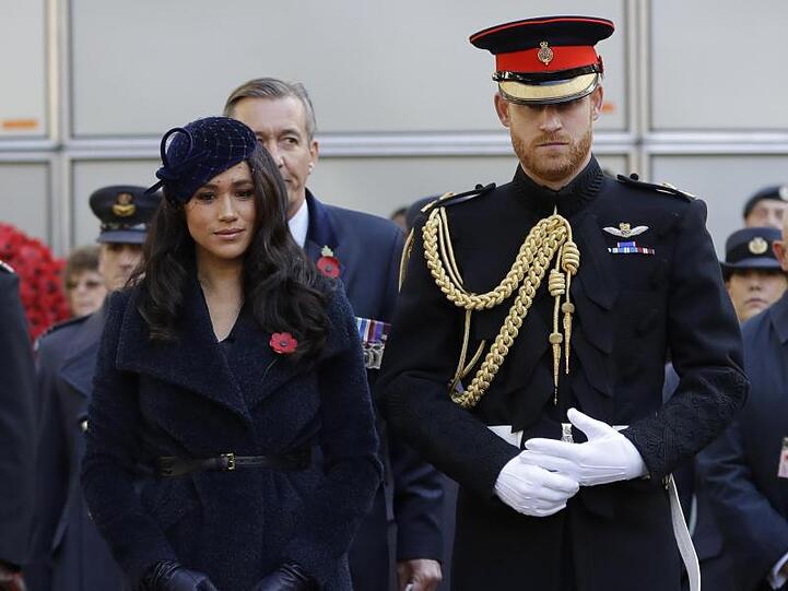 Meghan (l), Herzogin von Sussex, und der britische Prinz Harry, Herzog von Sussex, besuchen die Gedenkstätte "Field of Rememberance" an der Westminster Abbey.
