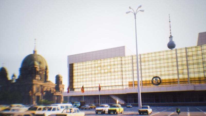 Der Palast der Republik (r), der Berliner Fernsehturm und der Berliner Dom sind durch eine Virtual-Reality-Brille zu sehen.
