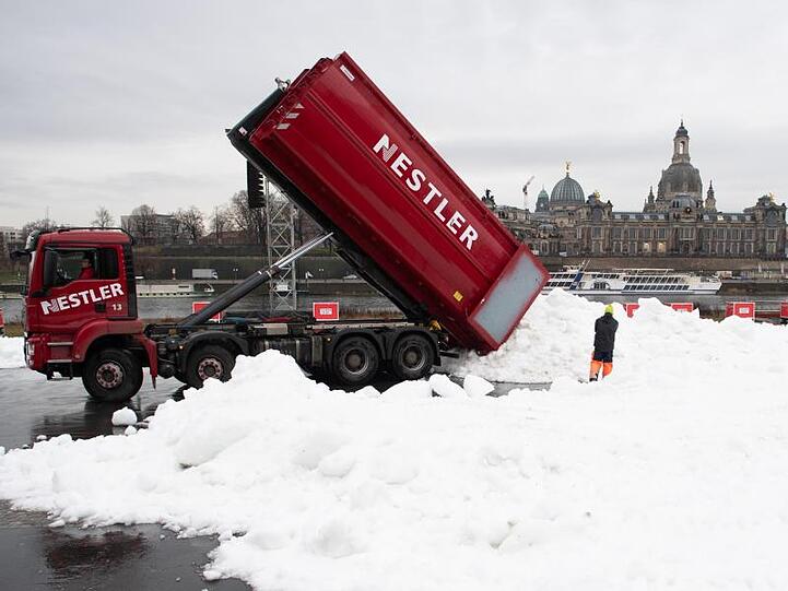 Auch für den Langlauf-Weltcup in Dresden wurde Schnee antransportiert.