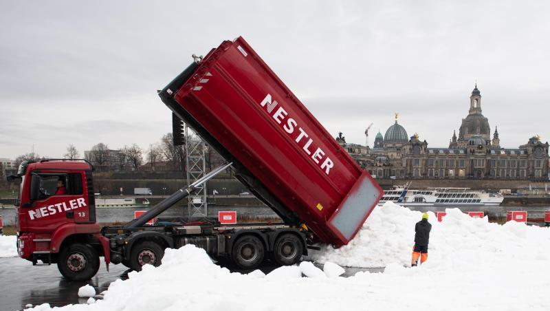 Auch für den Langlauf-Weltcup in Dresden wurde Schnee antransportiert. Auch für den Langlauf-Weltcup in Dresden wurde Schnee antransportiert.