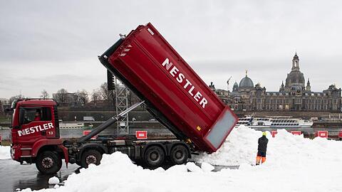 Auch für den Langlauf-Weltcup in Dresden wurde Schnee antransportiert.