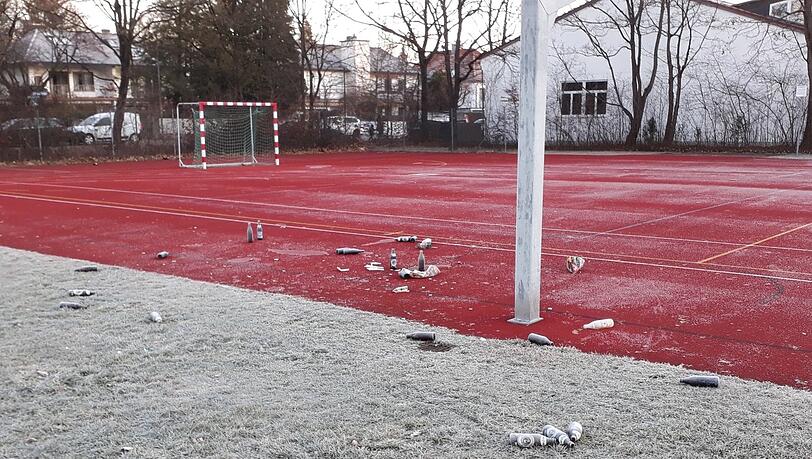 Problemfall Peslmüllerschule in Pasing: Das Gebäude ist marode. Weil Jugendliche abends auf dem Sportplatz feiern, soll ein Zaun her.