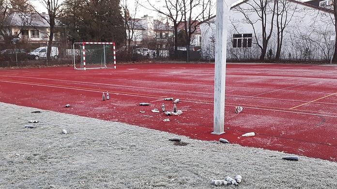 Problemfall Peslmüllerschule in Pasing: Das Gebäude ist marode. Weil Jugendliche abends auf dem Sportplatz feiern, soll ein Zaun her.