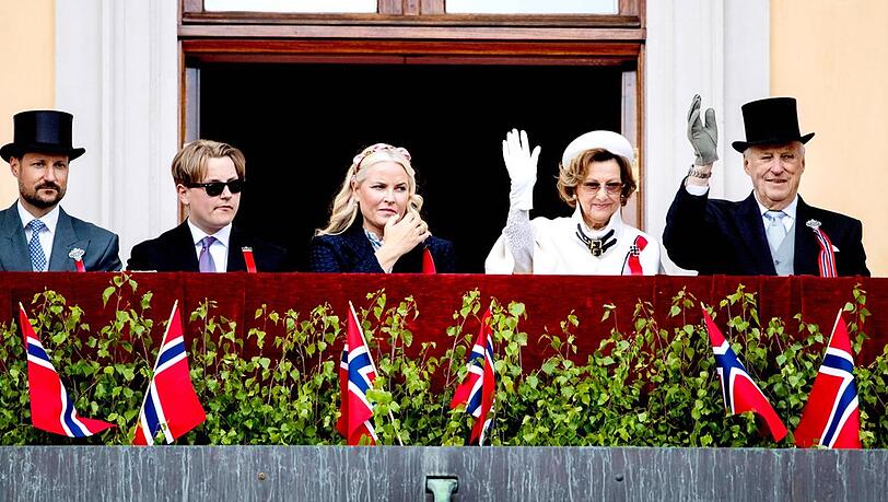 Norwegens König Harald (re.) winkte vom Palastbalkon.