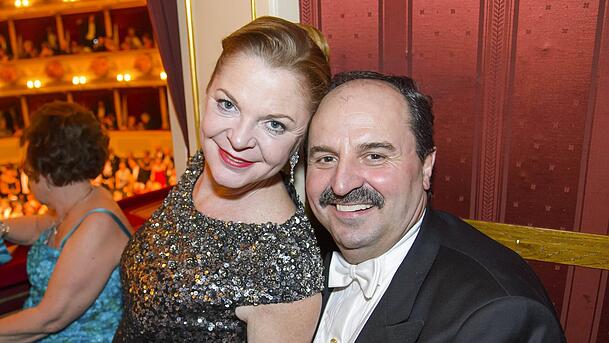 Mit Ehefrau Silvia ist Johann Lafer seit 1990 verheiratet. Mit Ehefrau Silvia ist Johann Lafer seit 1990 verheiratet.