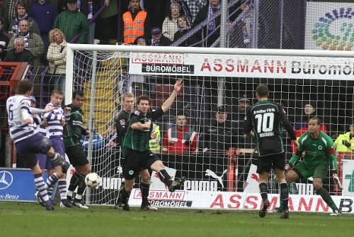 Immer rein ins Vergnügen: Osnabrücks Dominic Peitz trifft zum 5:1 gegen den versammelten Fürther Hühnerhaufen vor Keeper Stephan Loboué.