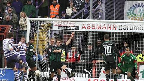 Immer rein ins Vergnügen: Osnabrücks Dominic Peitz trifft zum 5:1 gegen den versammelten Fürther Hühnerhaufen vor Keeper Stephan Loboué.