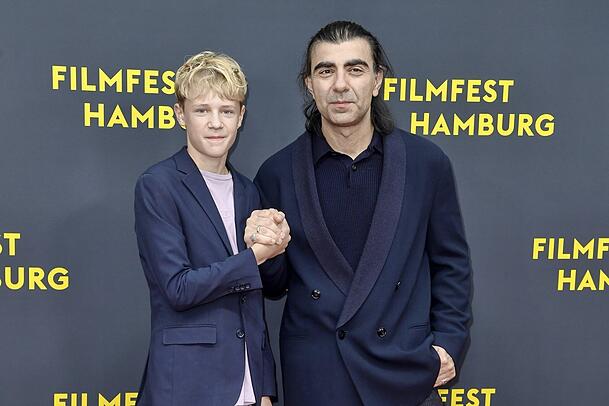 Jasper Billerbeck und Fatih Akin bei der Deutschlandpremiere von &bdquo;Amrum&ldquo; auf dem Filmfest Hamburg.