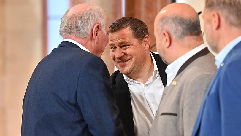 Bayern-Sportvorstand Max Eberl, hier im Gespräch mit Ehrenpräsident Uli Hoeneß. Bayern-Sportvorstand Max Eberl, hier im Gespräch mit Ehrenpräsident Uli Hoeneß.