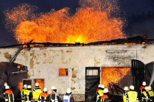 Feuerwehrleute kämpfen gegen den Brand in  Altomünster