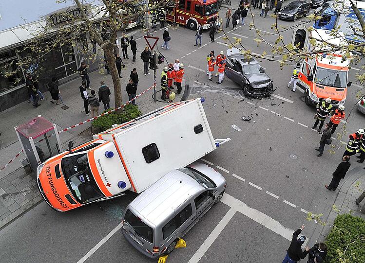 &bdquo;Umgelegt&ldquo;: 14. April, Schwanthaler- /Goethestraße: 
Am Morgen legt ein Unfall die Kreuzung in der nähe des Hauptbahnhofes lahm. Beteiligt sind ein BMW, ein Fahrzeug der Stadtwerke München und ein Rettungswagen des BRK. Dieser war mit eingeschaltetem Blaulicht und Martinshorn auf dem Weg zu einem Notfalleinsatz. Beim Überqueren der Schwanthalerstraße kommt es zum verhängnisvollen Zusammenstoß. Der Rettungswagen kippt um und landet auf dem Wagen der Stadtwerke. Glücklicherweise wird niemand der sechs beteiligten Personen ernsthaft verletzt. Mit Hilfe eines Feuerwehrkranes wird der Rettungswagen wieder aufgestellt.