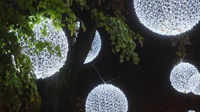 Echte Lichtkunst ist diese Installation mit großen Leuchtkugeln am Promenadeplatz