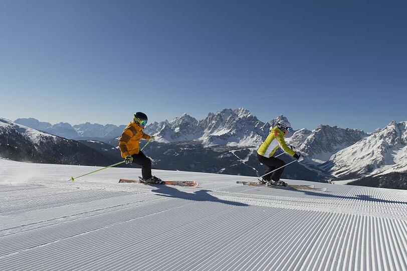 Skifahren im Skigebiet Helm mit Blick auf die Sextner Dolomiten und dem Skigebiet Rotwand