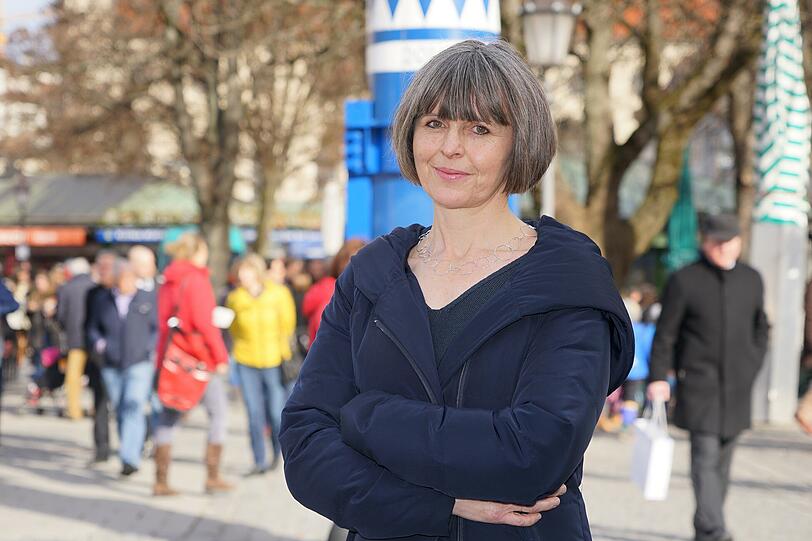 Anita Wagner (49), Krankenschwester: &bdquo;In Bezug auf die Ernährung schränke ich mich überhaupt nicht ein, weil mir mein Körper sagt, was ich brauche und was mir guttut. Damit fahre ich richtig. Ich verzichte darauf, mich von negativen Stimmungen anstecken zu lassen, beispielsweise beim Thema Flüchtlinge. Ich sehe das Potenzial, das wir durch Asylsuchende geschenkt bekommen. Ich möchte eine Gesellschaft haben, in der jeder einen Platz hat. Für mich gibt es keine Grenzen &ndash; außer im Kopf.&ldquo;