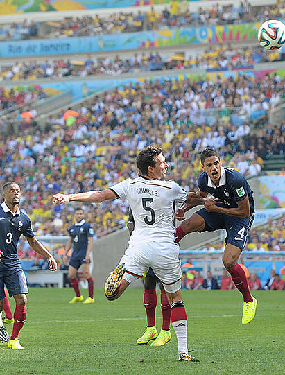 04. Juli 2014 in Rio de Janeiro Deutschland - Frankreich 1:0 (WM-Viertelfinale): Der Mann des Tages war Mats Hummels. Der Dortmunder war nicht nur Kopfballtorschütze des entscheidenden Treffers im Maracana-Stadion, sondern auch Stabilisator und Kämpfer in einer Person im deutschen Team. Allerdings zeigte auch Torwart Manuel Neuer am Ende seine Klasse, als er beim letzten Angriff einen Schuss von Karim Benzema mit einem Reflex parierte.