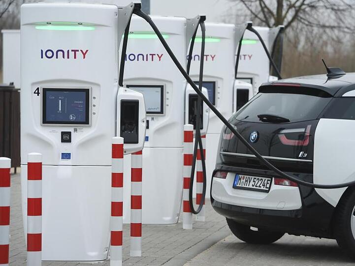 Ein Elektro-Auto von BMW wird an einer Ionity-Ladesäule betankt. Foto: Stefan Sauer/dpa/Archivbild