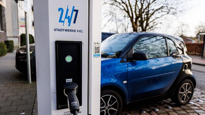 Der Verband der Automobilindustrie (VDA) fordert einen ambitionierten Ausbau der Ladeinfrastruktur für E-Autos.