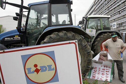 Protest der Bauern vor der Hauptverwaltung von Lidl in Neckarsulm