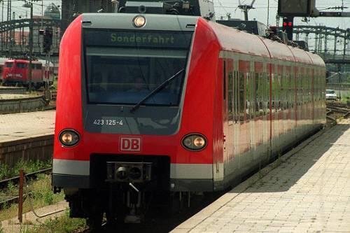 13 S-Bahnen hatten wegen einer verwirrten Frau auf den Gleisen Verspätung.