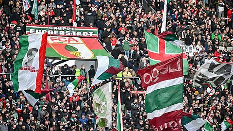 Fans des FC Augsburg schwenken ihre Fahnen in der WWK-Arena. (Archivfoto) Fans des FC Augsburg schwenken ihre Fahnen in der WWK-Arena. (Archivfoto)
