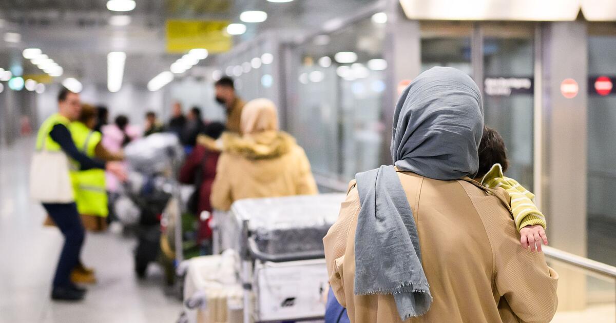 Charterflug-bringt-rund-140-Afghanen-nach-Berlin