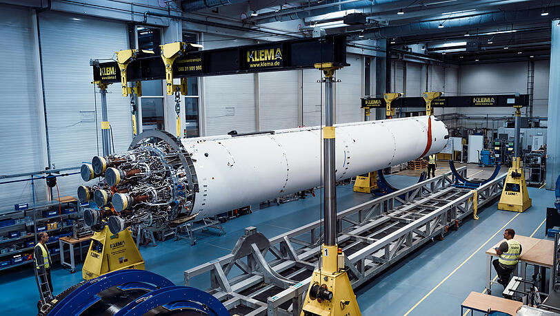Die Spectrum-Rakete vom M&uuml;nchner Raumfahrtunternehmen Isar Aerospace wird fertiggemacht f&uuml;r die Startrampe.