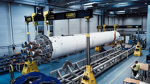 Die Spectrum-Rakete vom M&uuml;nchner Raumfahrtunternehmen Isar Aerospace wird fertiggemacht f&uuml;r die Startrampe.