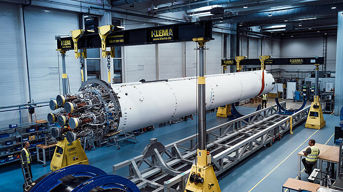 Die Spectrum-Rakete vom Münchner Raumfahrtunternehmen Isar Aerospace wird fertiggemacht für die Startrampe. Die Spectrum-Rakete vom Münchner Raumfahrtunternehmen Isar Aerospace wird fertiggemacht für die Startrampe.