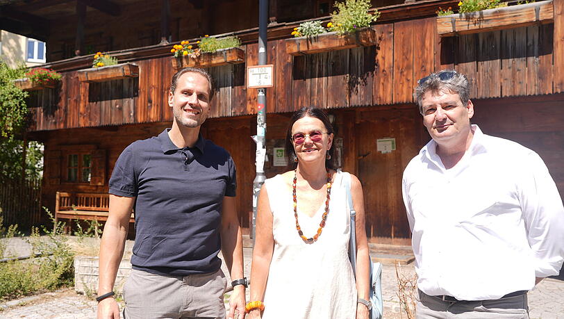Stadtbaurätin Elisabeth Merk (M.) erklärt bei einem Rundgang Haidhausen – zusammen mit dem Stadtsanierungsexperten Martin Klamt (l.) und MGS-Chef Norbert Kobald. Stadtbaurätin Elisabeth Merk (M.) erklärt bei einem Rundgang Haidhausen – zusammen mit dem Stadtsanierungsexperten Martin Klamt (l.) und MGS-Chef Norbert Kobald.