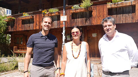 Stadtbaur&auml;tin Elisabeth Merk (M.) erkl&auml;rt bei einem Rundgang Haidhausen &ndash; zusammen mit dem Stadtsanierungsexperten Martin Klamt (l.) und MGS-Chef Norbert Kobald.