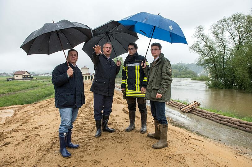 Der Landrat von Deggendorf, Christian Bernreiter, (l-r, alle CSU), der bayerische Innenminister Joachim Herrmann, Christian Moser Oberbürgermeister von Deggendorf und Kultusstaatssekretär Bernd Sibler machen sich ein Bild von der Lage.