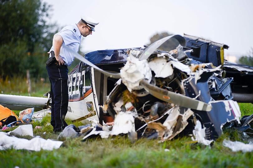 Bei einem Flugzeugunglück in Nordrhein-Westfalen sind fünf Menschen, darunter zwei Kinder ums Leben gekommen. Bilder vom Absturzort.