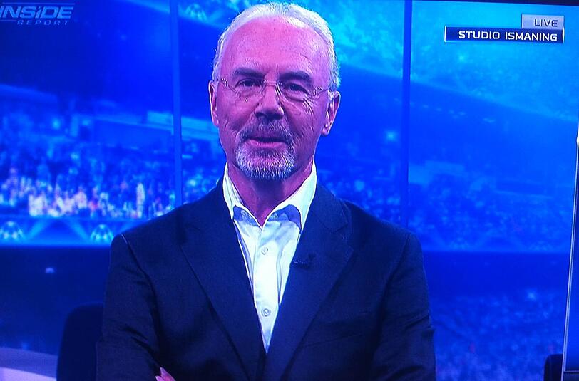 Franz Beckenbauer mit frechem Bart um die Mundregion.