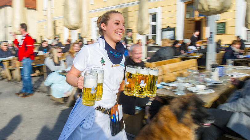 Die Kellnerin lächelt &ndash; die Lohnabrechnung in der Branche ist laut Gewerkschaft aber oft nicht zum Lachen. (Symbolfoto)