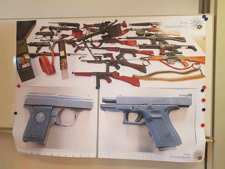 Massenweise Waffen - die Polizei zeigte am Freitag bei einer Pressekonferenz Bilder des Fundes im Haus des Tatverdächtigen. Die beiden Pistolen unten sollen die Tatwaffen sein.