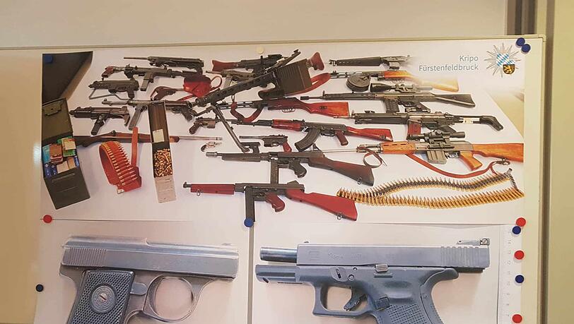 Massenweise Waffen - die Polizei zeigte am Freitag bei einer Pressekonferenz Bilder des Fundes im Haus des Tatverdächtigen. Die beiden Pistolen unten sollen die Tatwaffen sein. Massenweise Waffen - die Polizei zeigte am Freitag bei einer Pressekonferenz Bilder des Fundes im Haus des Tatverdächtigen. Die beiden Pistolen unten sollen die Tatwaffen sein.