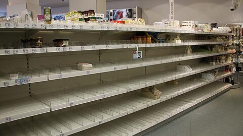 Derzeit immer wieder ein gewohntes Bild: leere Regale, wie hier am Samstagvormittag im DM an der Nymphenburger Straße.