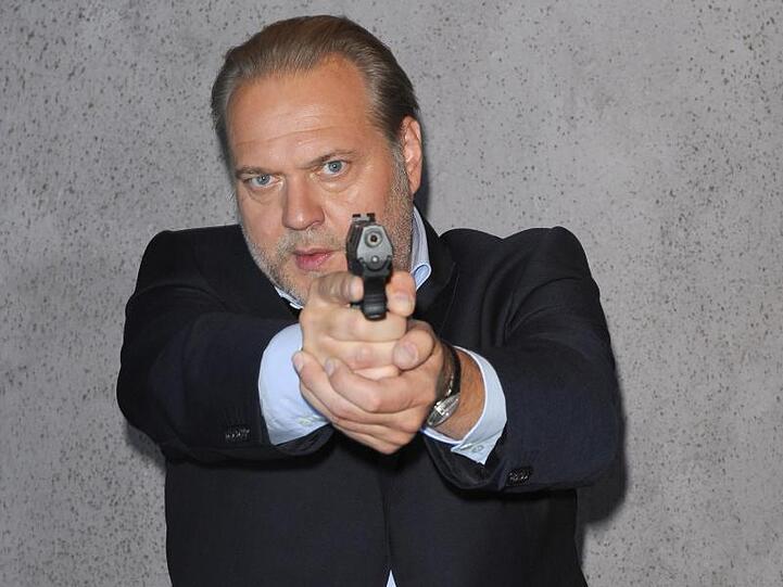 In "Der Alte" spielt Jan-Gregor Kremp den Kriminalhauptkommissar Richard Voss. Der ZDF-Krimi hat am Freitagabend das Quotenrennen für sich entschieden.
