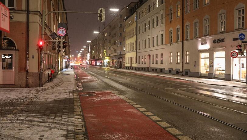 Nasskalte Ödnis in der Fraunhoferstraße, von Straßenparty keine Spur. Nur ums Eck, beim Bergwolf, stehen nach neun Uhr Leute für To-go-Pommes an.
