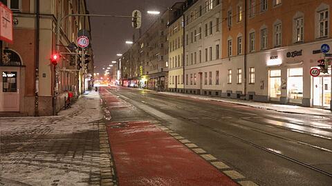 Nasskalte Ödnis in der Fraunhoferstraße, von Straßenparty keine Spur. Nur ums Eck, beim Bergwolf, stehen nach neun Uhr Leute für To-go-Pommes an.