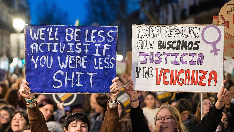 Nicht nur wie hier in Madrid, auch in anderen Städten wie Barcelona, Bilbao, Valencia, Saragossa und Sevilla sind zum Weltfrauentag Zehntausende auf die Straßen gegangen.