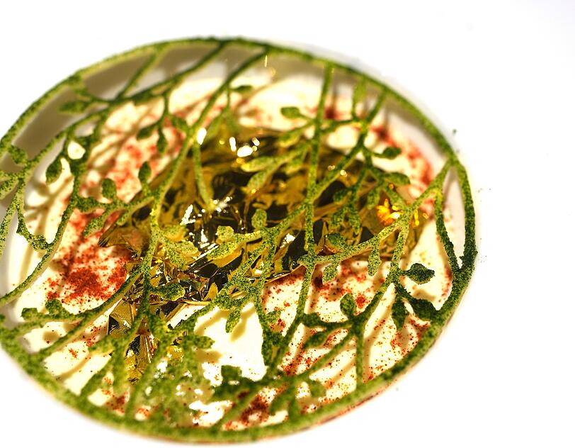 Erster Gang: Ei sous vide mit Maronibrotcroutons, Kartoffelschaum und Trüffelbutter.