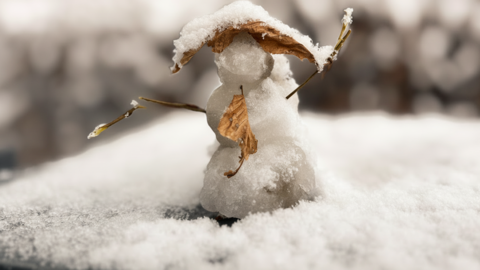 S&uuml;&szlig;er Mini-Schneemann: Heftiger Schneefall verwandelt M&uuml;nchen in ein Winterwunderland.