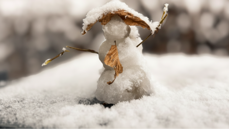 S&uuml;&szlig;er Mini-Schneemann: Heftiger Schneefall verwandelt M&uuml;nchen in ein Winterwunderland.